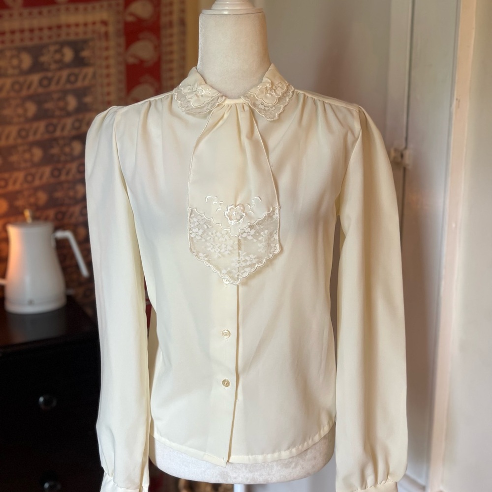 Vintage Edwardian preppy librarian Elegant Cream Blouse with Lace Detail small